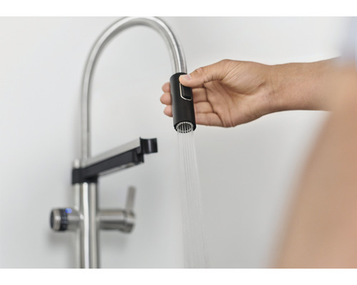 Küchenarmatur mit herausziehbarer Spülbrause im Einsatz.