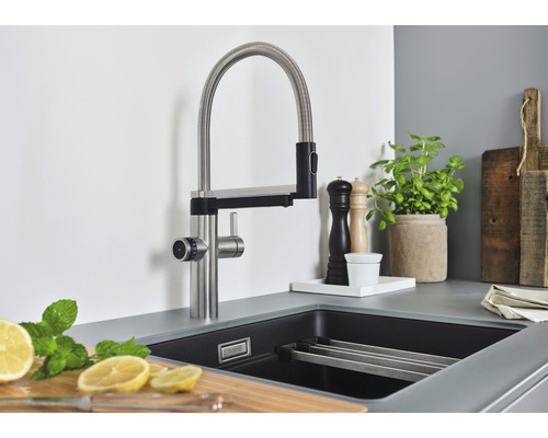 Küchenszene mit Spültischarmatur, Spüle und Zubehör