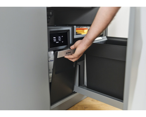 Blanco Logo auf einem Küchenschrank mit Wasserfilter und digitaler Anzeige.