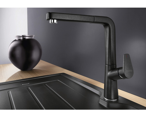 Schwarze Küchenarmatur mit Spüle und Dekoration