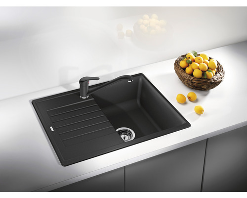 Küchenspüle mit Abtropffläche und Armatur auf einer Arbeitsplatte