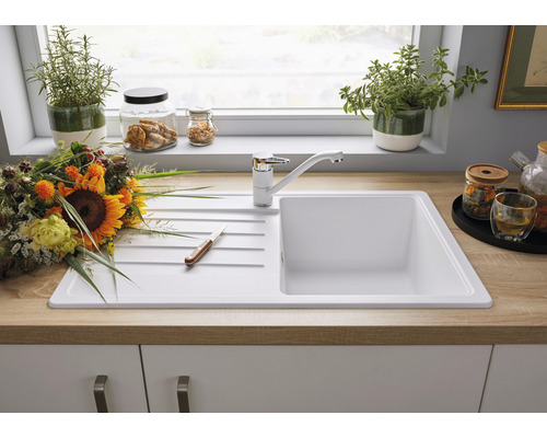 Küchenspüle mit Abtropffläche und Armatur in einer hellen Küche