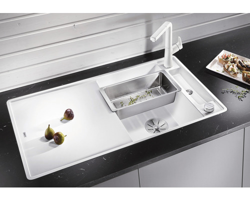 Spüle mit Abtropffläche, Schneidebrett, Armatur und Siebschale im Küchenbereich