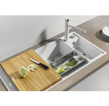 Küchenspüle mit Abtropfbecken, Schneidebrett, Gemüseschale und Armatur