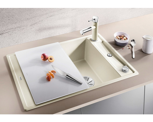 Spüle mit Schneidebrett, Armatur und Spülmittelspender