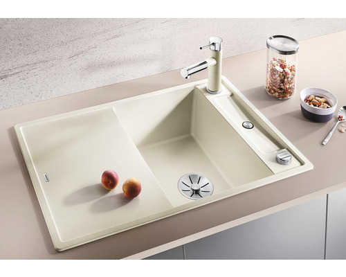 Beige Küchenspüle mit Abtropffläche und Armatur