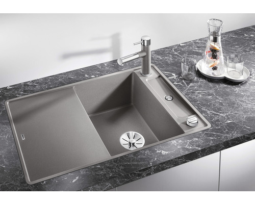 Spüle mit Abtropffläche, Armatur und Spülmittelspender auf dunkler Arbeitsplatte