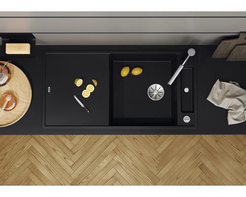 Schwarze Küchenspüle mit Abtropffläche, Armatur und Zitrone