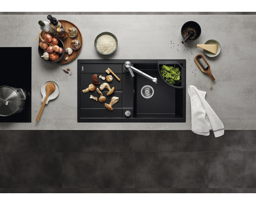 Spüle mit Abtropffläche, Armatur und Küchenutensilien auf einer Küchentheke