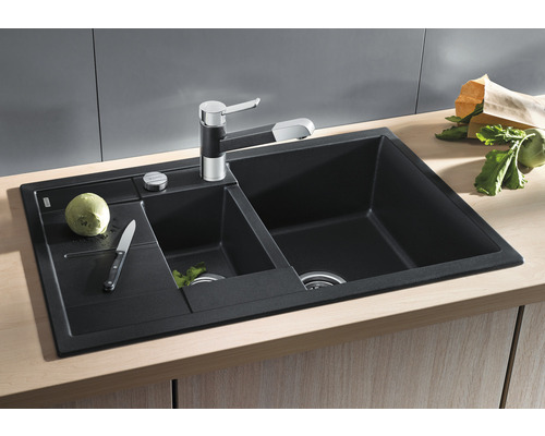 Spüle mit Abtropffläche und Armatur auf einer Küchentheke.