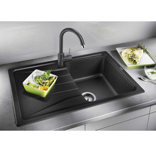 Spüle mit Abtropffläche und Wasserhahn
