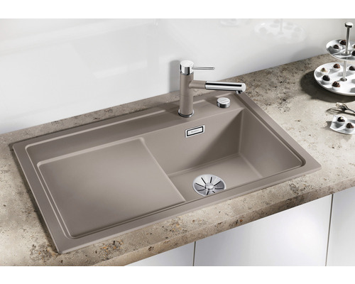 Spüle aus Steinmaterial mit Abtropffläche und Armatur