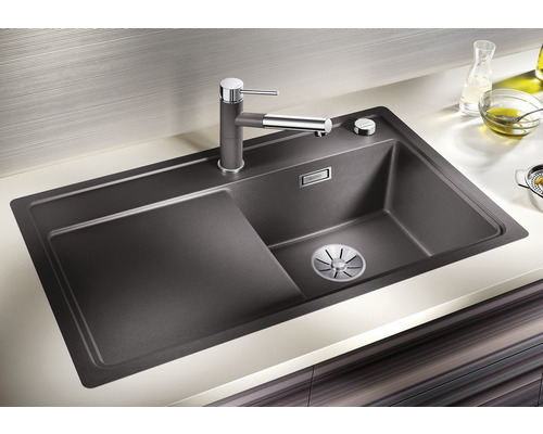 Küchenspüle mit Abtropffläche und Armatur