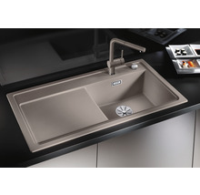 Spüle mit Abtropffläche und Wasserhahn
