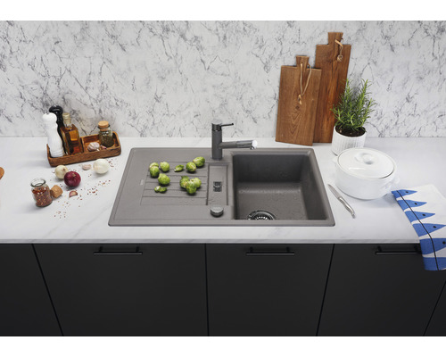 Küchenspüle mit Abtropffläche, Armatur und Gemüse auf einer Küchentheke