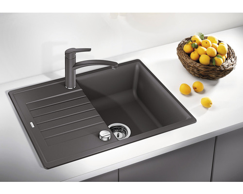 Küchenspüle aus Silgranit mit Abtropffläche und Armatur