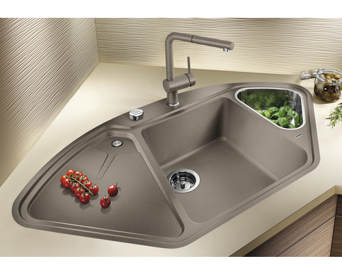 Eckspüle mit Armatur, Abtropffläche und Gemüsestation