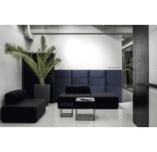 Modernes Wohnzimmer mit schwarzen Möbeln, Wandpaneelen und Zimmerpflanze