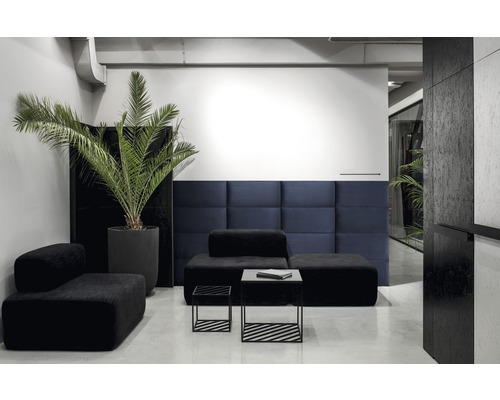 Modernes Wohnzimmer mit schwarzen Möbeln, Wandpaneelen und Zimmerpflanze