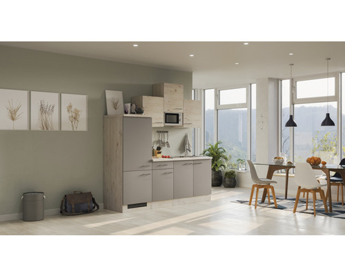 Helle Küche mit Küchenschränken, Arbeitsplatte, Spüle, Mikrowelle, Esstisch und Stühlen