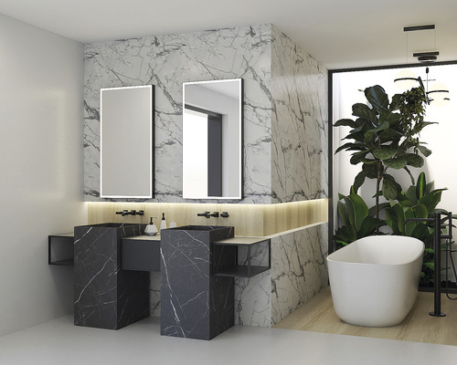 Helles Badezimmer mit zwei Waschbecken, Spiegeln, Badewanne und Pflanzen