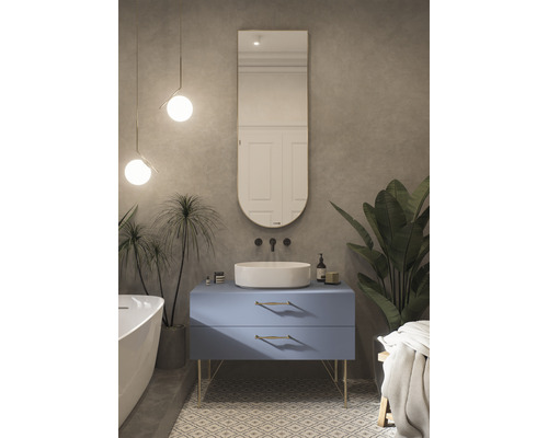 Modernes Badezimmer mit Waschtisch, Aufsatzwaschbecken, Spiegel und Pflanzen