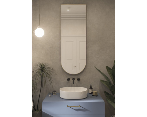 Badezimmer mit Spiegel, Waschtisch und Armatur