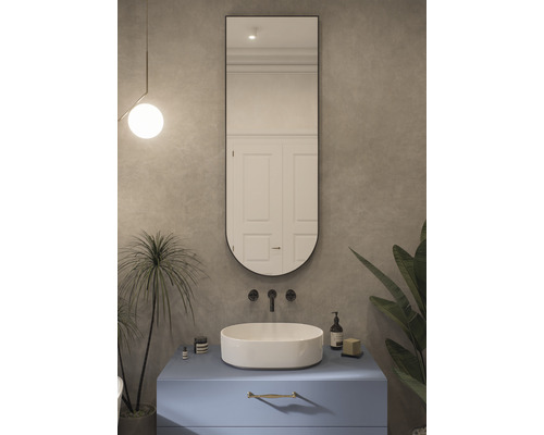 Badezimmer mit Waschtisch, Spiegel und Pflanzen
