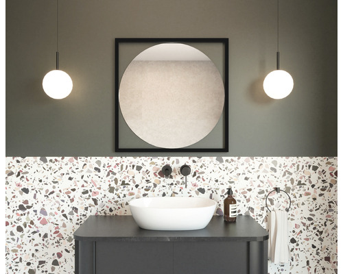 Badezimmeransicht mit Spiegel, Waschtisch, Waschbecken und Beleuchtung