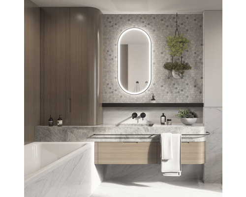 Helles Badezimmer mit Waschtisch, Spiegel mit Beleuchtung und Badezimmerschrank