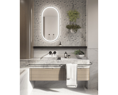 Badezimmer mit Waschtisch, Spiegel mit Beleuchtung, Armaturen und Dekoration