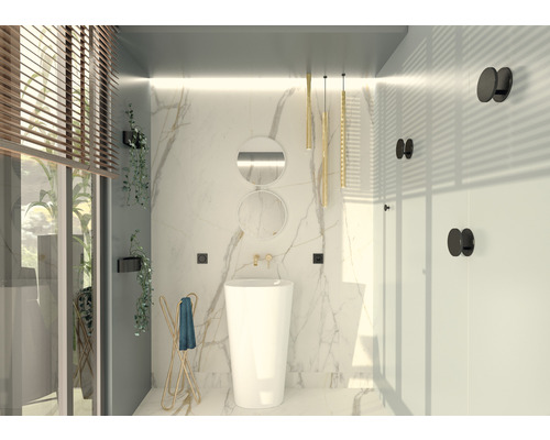 Modernes Badezimmer mit freistehendem Waschbecken, Spiegeln und Handtuchständer