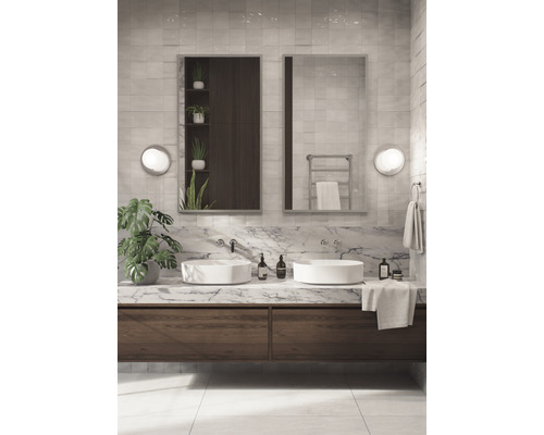 Badezimmer mit Doppelwaschtisch, Spiegel und Pflanzen