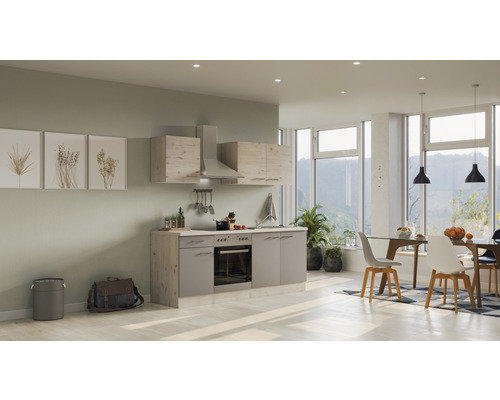 Helle, moderne Küche mit Einbauschränken und Essbereich