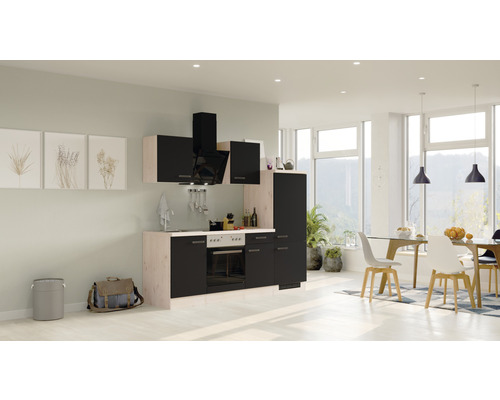 Moderne Küche mit Küchenschränken, Dunstabzugshaube und Essbereich.