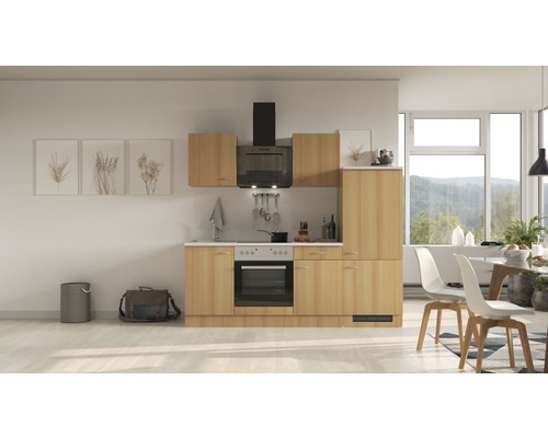 Küchenblock Flex Well Nano 12330 Buche-Dekor/Buche-Dekor 220 cm inkl. Einbaugeräte Komplette Küche mit Spüle, Herd, Backofen und Dunstabzugshaube in heller Holzoptik, eingerichtet in einem hellen Raum.