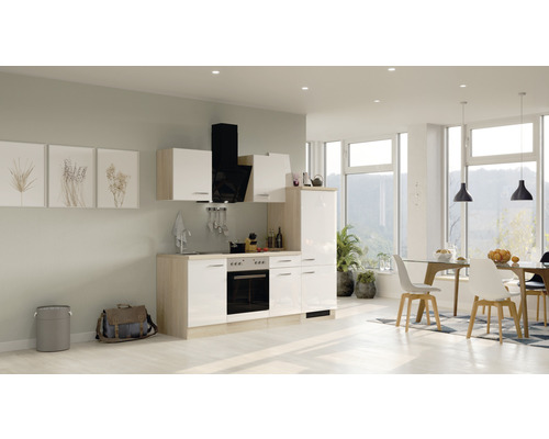 Helle Küche mit Küchenzeile, Dunstabzugshaube und Essbereich