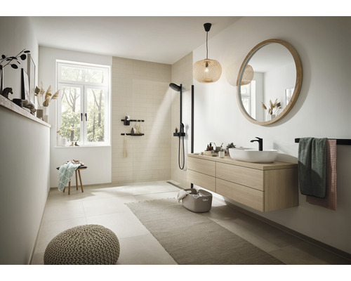 Helles Badezimmer mit Dusche, Waschtisch, Spiegel und Fenster für ein modernes Ambiente