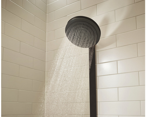 Brausekopf mit Wasserstrahl in einem Badezimmer