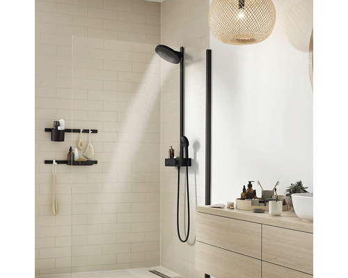 Modernes Badezimmer mit schwarzer Duschsäule, Regendusche und Ablageregalen zur Aufbewahrung von Badartikeln.