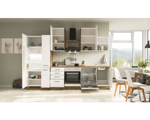 Moderne Küche mit weißen Fronten, integrierten Geräten und offenen Schränken für eine helle und organisierte Atmosphäre.
