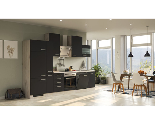 Helle Küche mit Küchenzeile in dunkler Holzoptik und Essbereich.