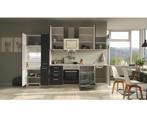 Moderne Küche mit offenen Schränken, Kühlschrank, Geschirrspüler und Dunstabzugshaube