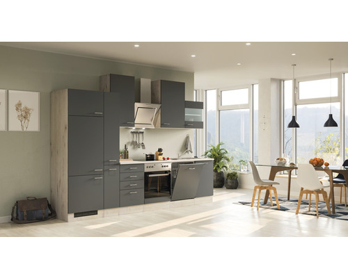 Komplette Einbauküche mit Küchenschränken, Elektrogeräten und Dunstabzugshaube in einem hellen Raum.