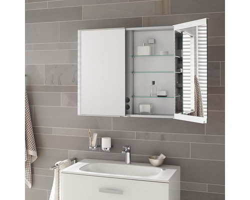 Badezimmer mit Spiegelschrank, Waschbecken und Armatur