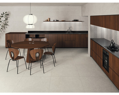 Heller Raum mit Holzküche, Esstisch und Fliesenboden