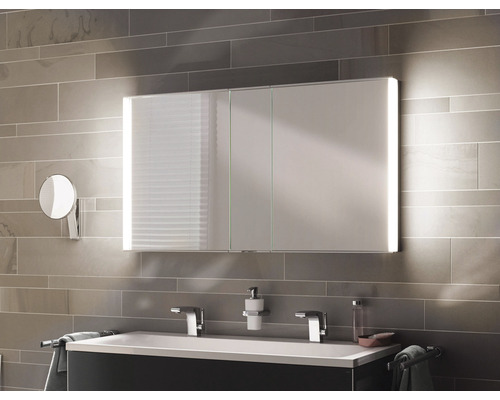 Badezimmer mit Spiegelschrank, Waschbecken, Armaturen und Accessoires