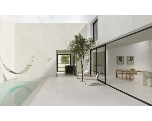 Heller Innenhof mit Pool, Hängematte, Fliesenboden und Übergang zum Wohnbereich