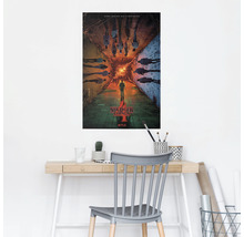 Dekoratives Stranger Things Staffel Vier Poster an einer Wand über einem Schreibtisch
