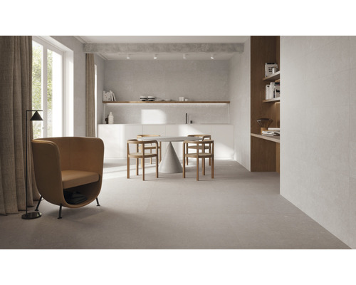 Heller Wohnraum mit Fliesenboden, Esstisch, Stühlen und Sesseln.